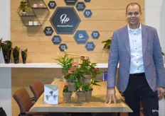 Marco van der Goes met het nieuwe kokopot concept van Houwen Plant. In dit concept combineren ze hun mini Anthuriums samen met andere planten in de nieuwe kokopot.